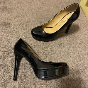 Patent leather pump